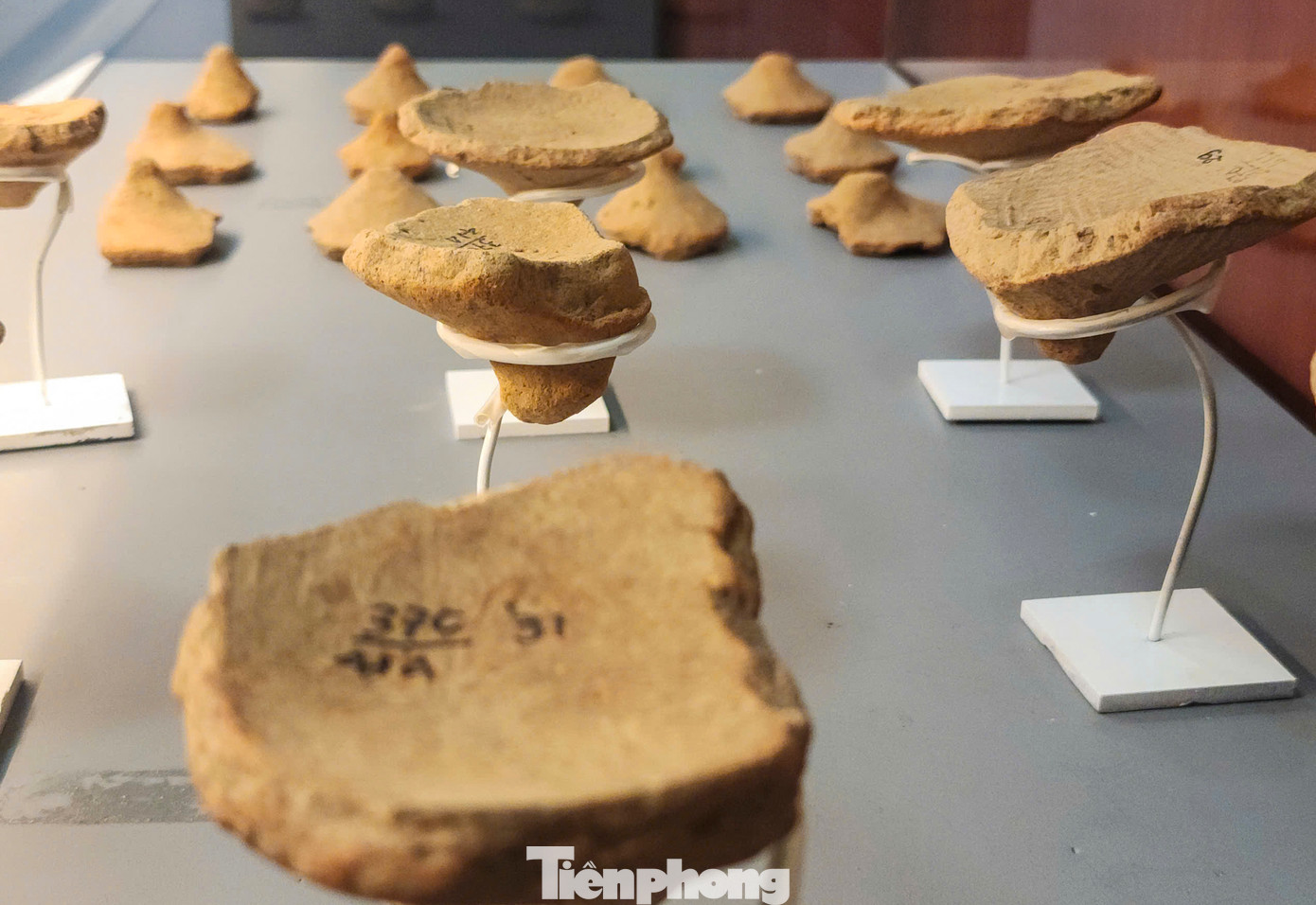 Phần trưng bày này bao gồm gần 100 hiện vật, đó là các cụm mộ chum, mộ huyệt đất và những di vật là đồ tùy táng đã được tìm thấy trong các ngôi mộ bao gồm: đồ dùng sinh hoạt, công cụ lao động, đồ trang sức… Từ đó, các nhà khoa học nhận định được phần nào đời sống vật chất và tinh thần phong phú, tập tục, tín ngưỡng độc đáo của cư dân cổ nơi đây cách chúng ta ngày nay khoảng 2.000 năm về trước.