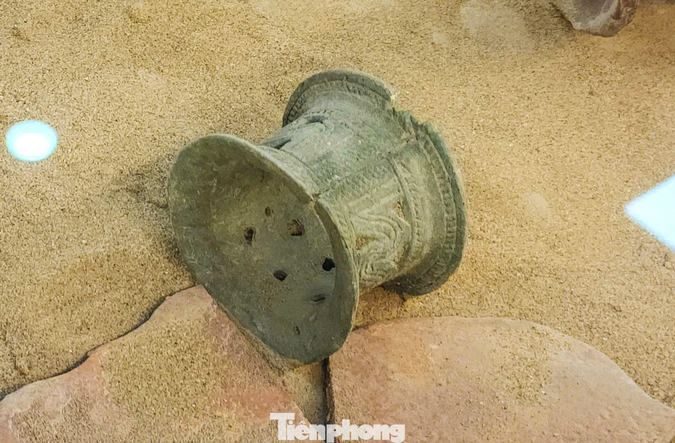 Bên trong mộ táng còn có khuyên tai kim loại, và vòng tay đồng cùng nhiều hiện vật như vũ khí kim loại và công cụ gồm rìu đồng, lao sắt, cuốc sắt.