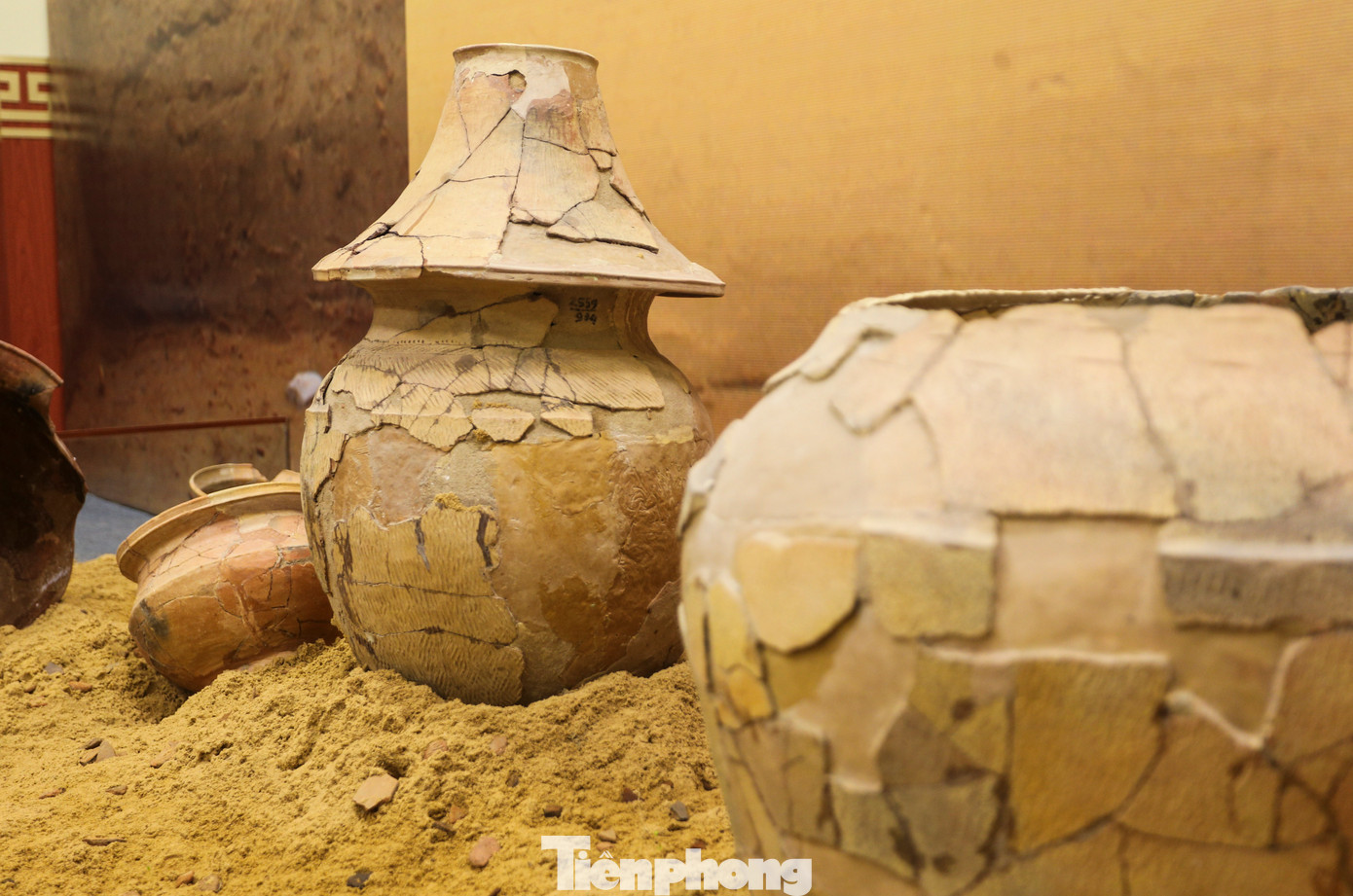 Những ngôi mộ chum này đều có nắp gồm các loại: nắp nón cụt, nắp “hình lồng bàn” và nắp bằng nồi hoặc bát bồng. Trên các chum có hoa văn thể hiện cho nền văn hóa đặc biệt.