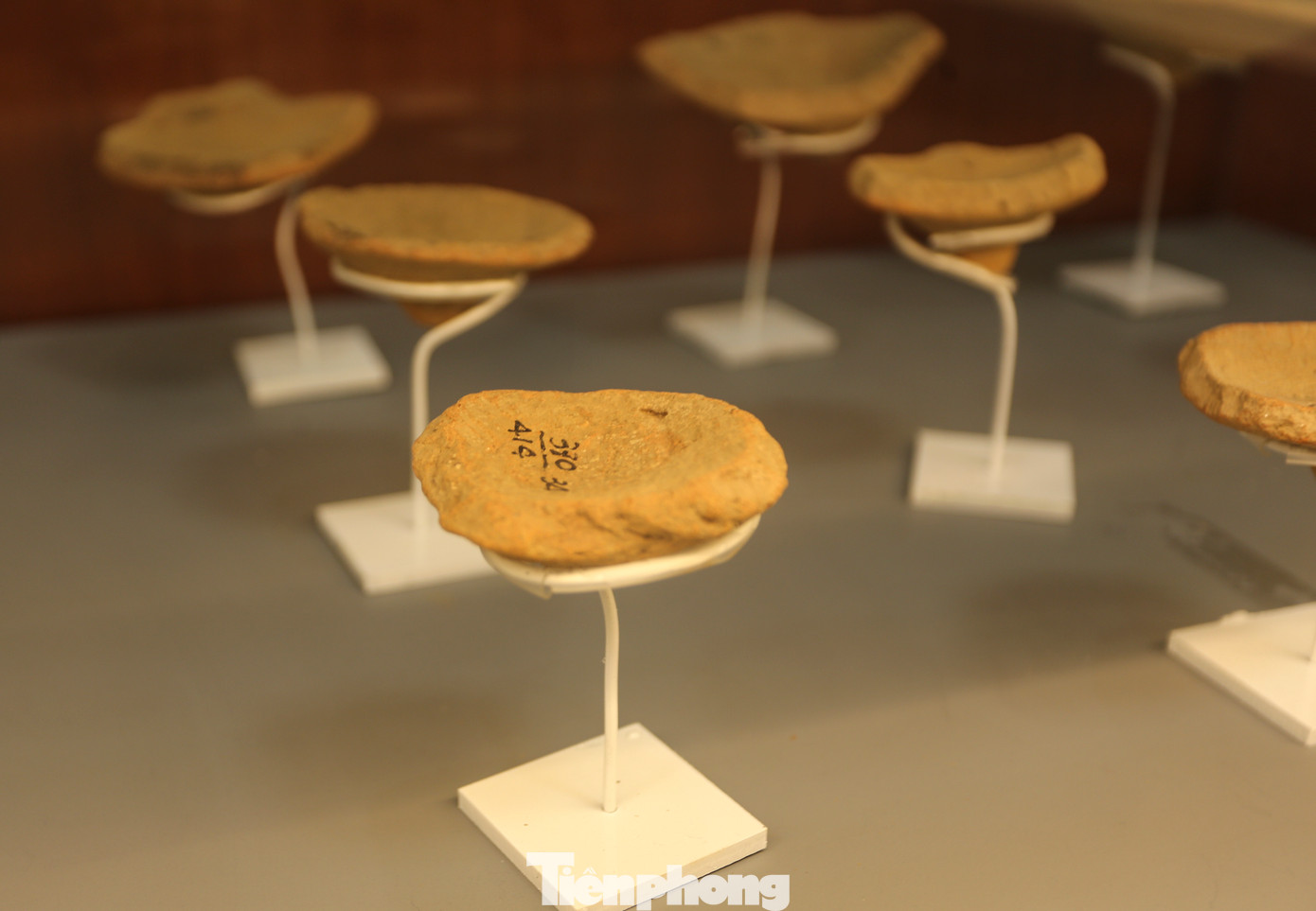 Tại di tích Bãi Cọi, các ngôi mộ huyệt đất - mang đặc điểm táng thức đặc trưng của cư dân Đông Sơn có niên đại muộn hơn, và chiếm tỷ lệ lớn hơn đã cho thấy ảnh hưởng mạnh mẽ của văn hoá Đông Sơn trong táng tục của cư dân Bãi Cọi. Trong hai ngôi mộ này, đồ tuỳ táng được sắp xếp theo khu vực an táng người chết và khu vực xung quanh mộ (tùy táng). Bên trong khu vực an táng người chết gồm các loại hình như công cụ, vũ khí, đồ trang sức, còn xung quanh khu vực an táng chủ yếu là đồ gốm như chõ, bình, nồi có nắp đậy, một số được đậy 2 tầng nắp.