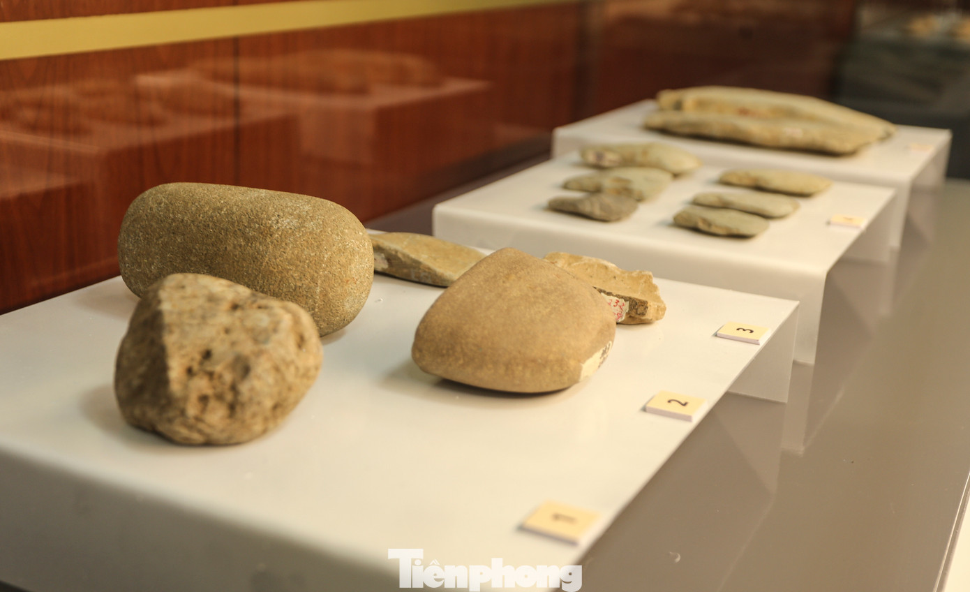 Bên trong mộ táng còn có khuyên tai kim loại, và vòng tay đồng cùng nhiều hiện vật như vũ khí kim loại và công cụ gồm rìu đồng, lao sắt, cuốc sắt.