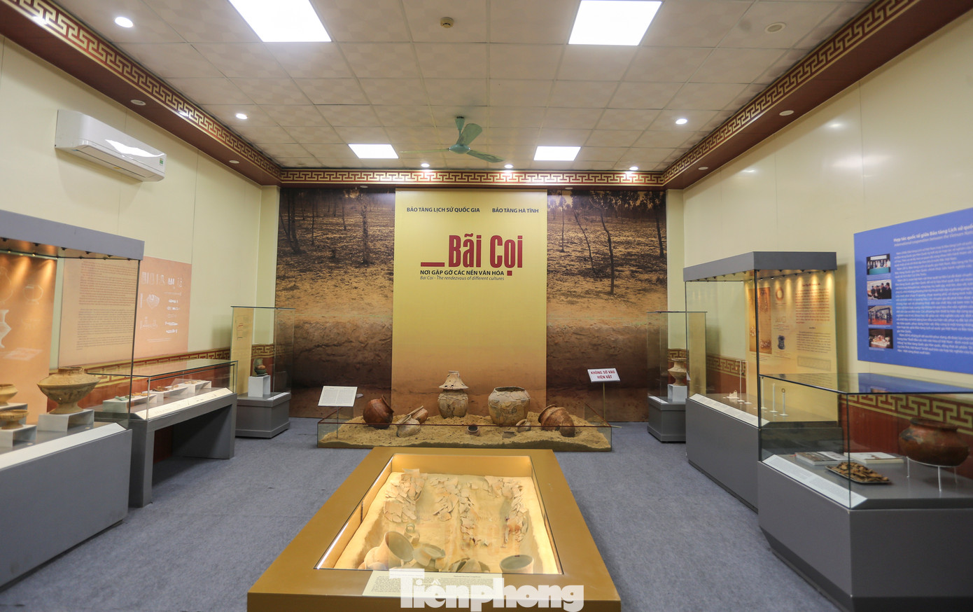 Những ngôi mộ chum này đều có nắp gồm các loại: nắp nón cụt, nắp “hình lồng bàn” và nắp bằng nồi hoặc bát bồng. Trên các chum có hoa văn thể hiện cho nền văn hóa đặc biệt.