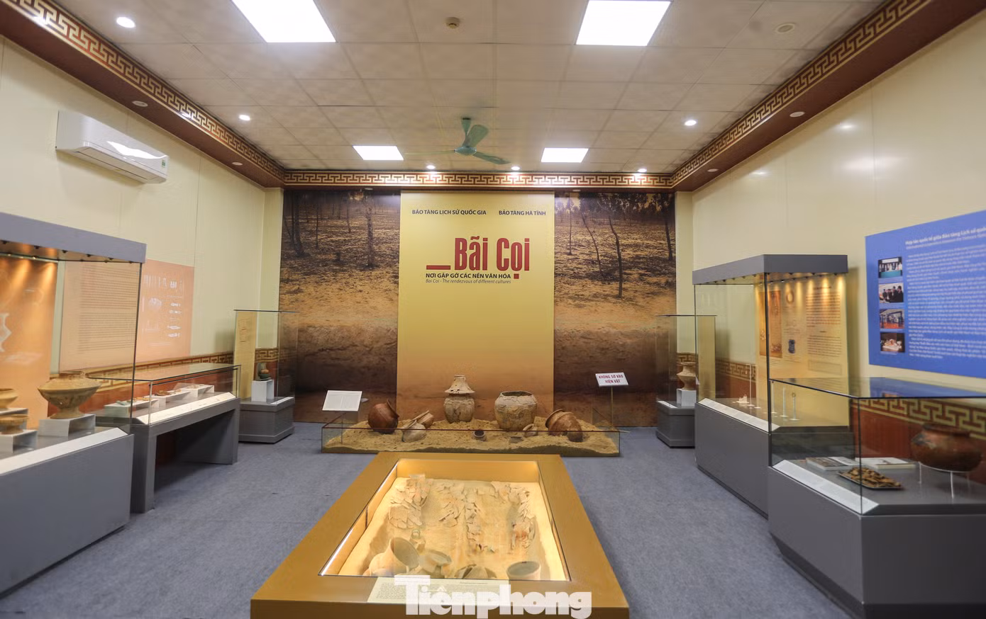 Những ngôi mộ chum này đều có nắp gồm các loại: nắp nón cụt, nắp “hình lồng bàn” và nắp bằng nồi hoặc bát bồng. Trên các chum có hoa văn thể hiện cho nền văn hóa đặc biệt.