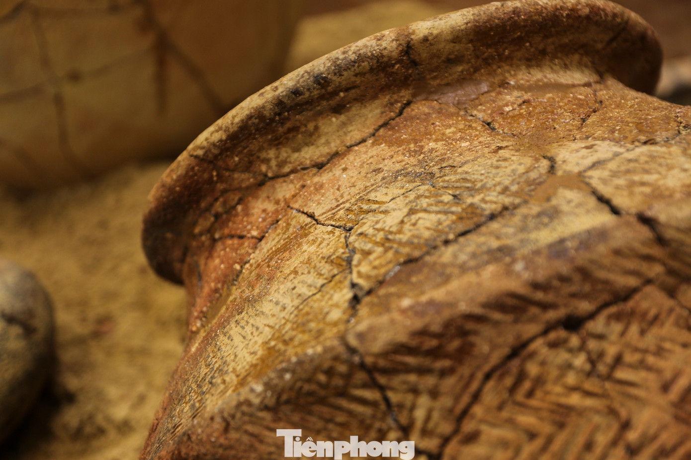 Những ngôi mộ chum này đều có nắp gồm các loại: nắp nón cụt, nắp “hình lồng bàn” và nắp bằng nồi hoặc bát bồng. Trên các chum có hoa văn thể hiện cho nền văn hóa đặc biệt.