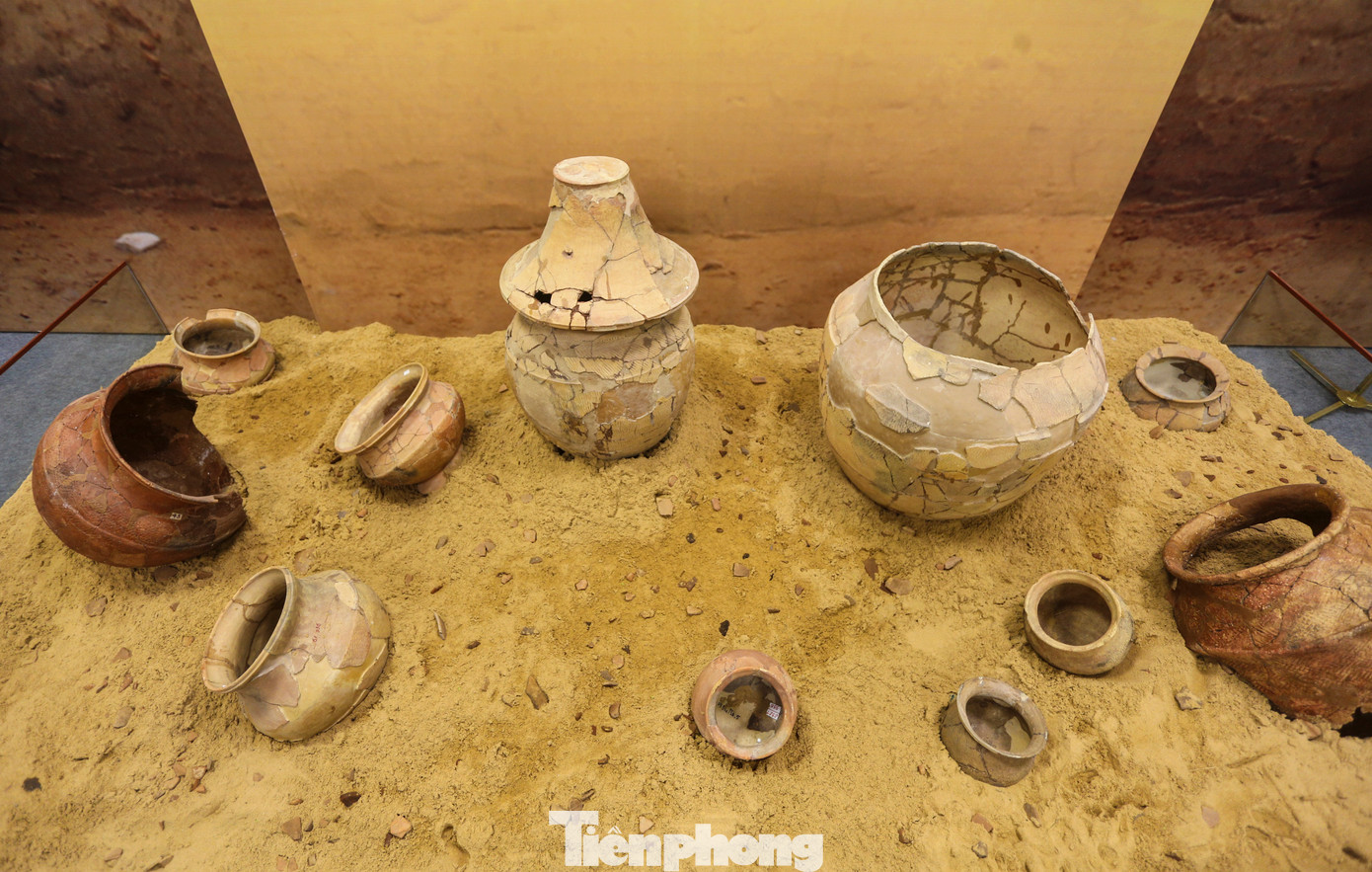 Mộ chum là một trong những táng thức điển hình, được coi là dấu hiệu nhận biết của văn hóa Sa Huỳnh. Qua 3 lần khai quật Bãi Cọi, số lượng chum mai táng bằng gốm được tìm thấy là 22 tiêu bản, trong đó có gần 1/2 đã được các chuyên gia của bảo tàng phục dựng lại. So với những chum gốm của các di tích văn hóa Sa Huỳnh điển hình, chum gốm ở Bãi Cọi có kích thước nhỏ hơn, hình dáng biến đổi nhiều, chủ yếu là hình trái đào và hình trứng.