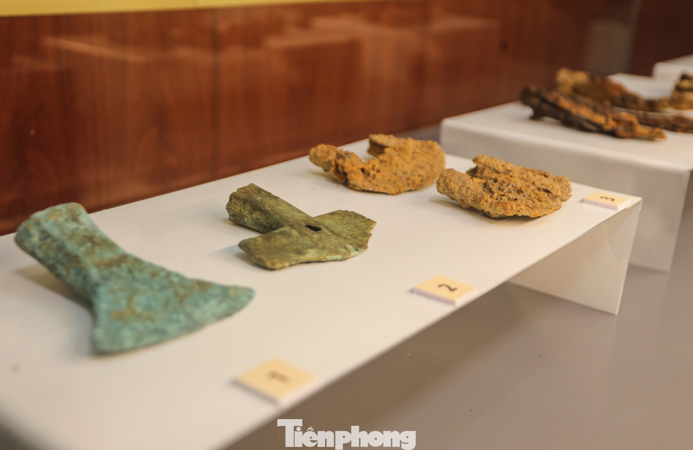 Trong các loại hình hiện vật được phát hiện trong các ngôi mộ táng, bên cạnh chất liệu gốm được tìm thấy chủ yếu ở di tích Bãi Cọi thì các nhà khảo cổ còn phát hiện thấy nhiều đồ kim loại như rìu đồng gồm có rìu hình chữ nhật, rìu xoè cân, rìu mũi hài... cùng với mũi tên đồng, lưỡi cày đồng đều là những hiện vật điển hình của nền văn hoá Đông Sơn nổi tiếng phía Bắc.