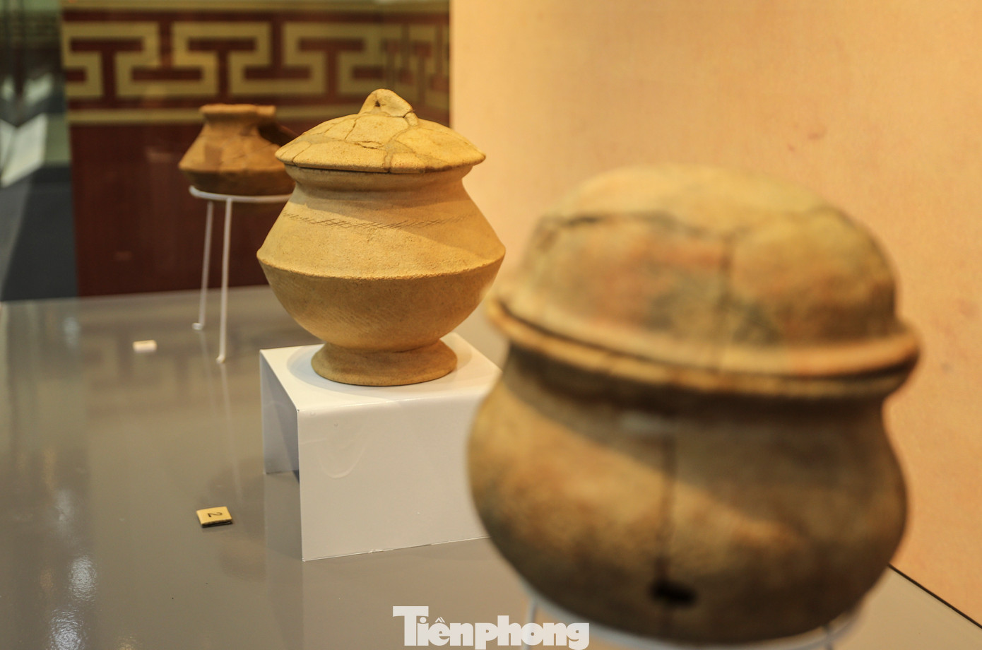 Tại di tích Bãi Cọi, các ngôi mộ huyệt đất - mang đặc điểm táng thức đặc trưng của cư dân Đông Sơn có niên đại muộn hơn, và chiếm tỷ lệ lớn hơn đã cho thấy ảnh hưởng mạnh mẽ của văn hoá Đông Sơn trong táng tục của cư dân Bãi Cọi. Trong hai ngôi mộ này, đồ tuỳ táng được sắp xếp theo khu vực an táng người chết và khu vực xung quanh mộ (tùy táng). Bên trong khu vực an táng người chết gồm các loại hình như công cụ, vũ khí, đồ trang sức, còn xung quanh khu vực an táng chủ yếu là đồ gốm như chõ, bình, nồi có nắp đậy, một số được đậy 2 tầng nắp.