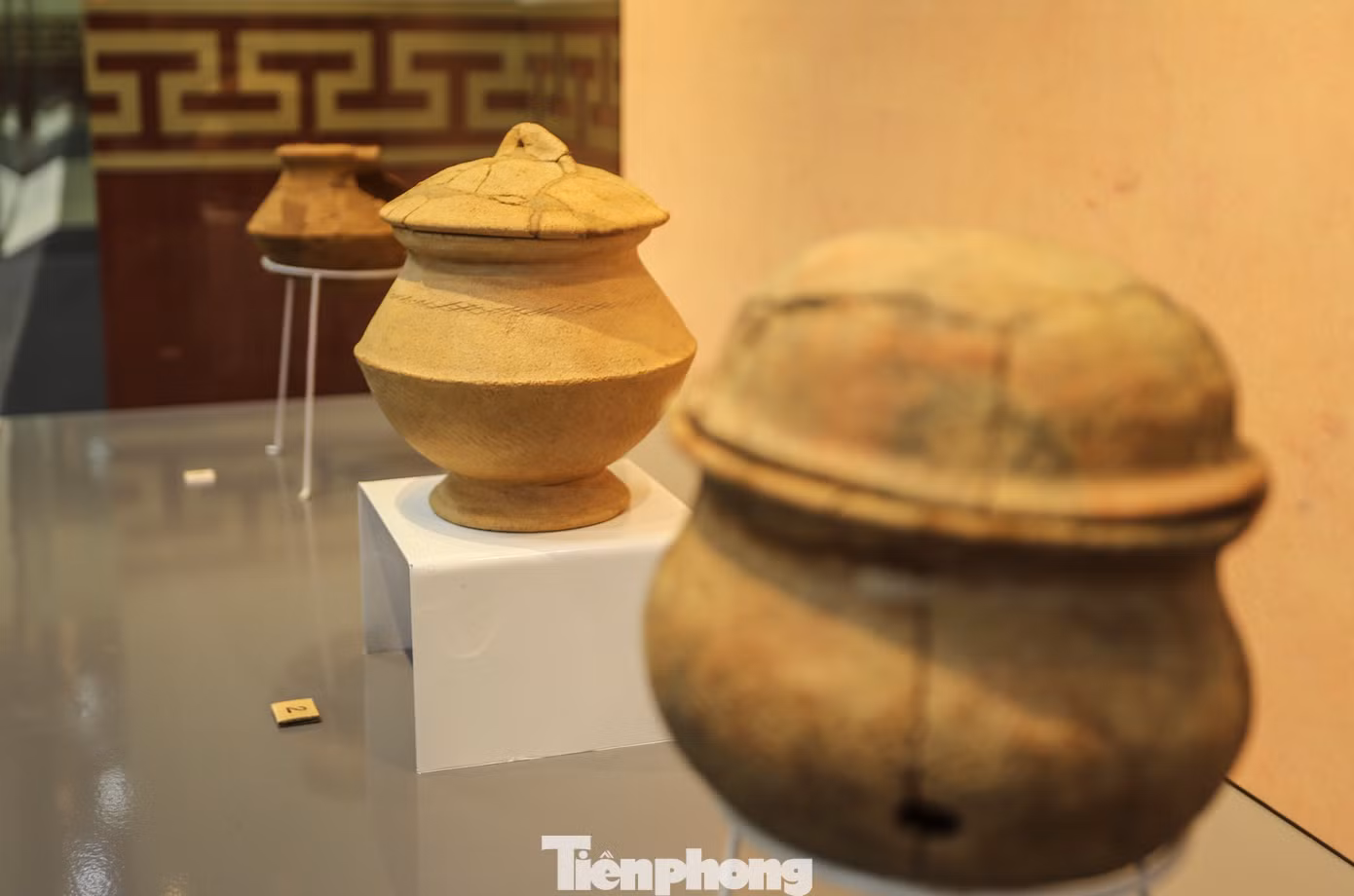 Tại di tích Bãi Cọi, các ngôi mộ huyệt đất - mang đặc điểm táng thức đặc trưng của cư dân Đông Sơn có niên đại muộn hơn, và chiếm tỷ lệ lớn hơn đã cho thấy ảnh hưởng mạnh mẽ của văn hoá Đông Sơn trong táng tục của cư dân Bãi Cọi. Trong hai ngôi mộ này, đồ tuỳ táng được sắp xếp theo khu vực an táng người chết và khu vực xung quanh mộ (tùy táng). Bên trong khu vực an táng người chết gồm các loại hình như công cụ, vũ khí, đồ trang sức, còn xung quanh khu vực an táng chủ yếu là đồ gốm như chõ, bình, nồi có nắp đậy, một số được đậy 2 tầng nắp.