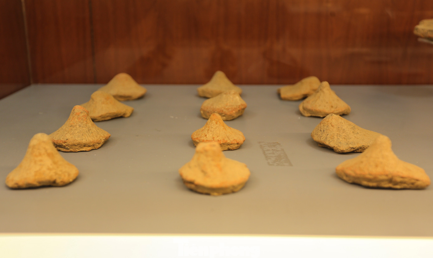 Tại di tích Bãi Cọi, các ngôi mộ huyệt đất - mang đặc điểm táng thức đặc trưng của cư dân Đông Sơn có niên đại muộn hơn, và chiếm tỷ lệ lớn hơn đã cho thấy ảnh hưởng mạnh mẽ của văn hoá Đông Sơn trong táng tục của cư dân Bãi Cọi. Trong hai ngôi mộ này, đồ tuỳ táng được sắp xếp theo khu vực an táng người chết và khu vực xung quanh mộ (tùy táng). Bên trong khu vực an táng người chết gồm các loại hình như công cụ, vũ khí, đồ trang sức, còn xung quanh khu vực an táng chủ yếu là đồ gốm như chõ, bình, nồi có nắp đậy, một số được đậy 2 tầng nắp.