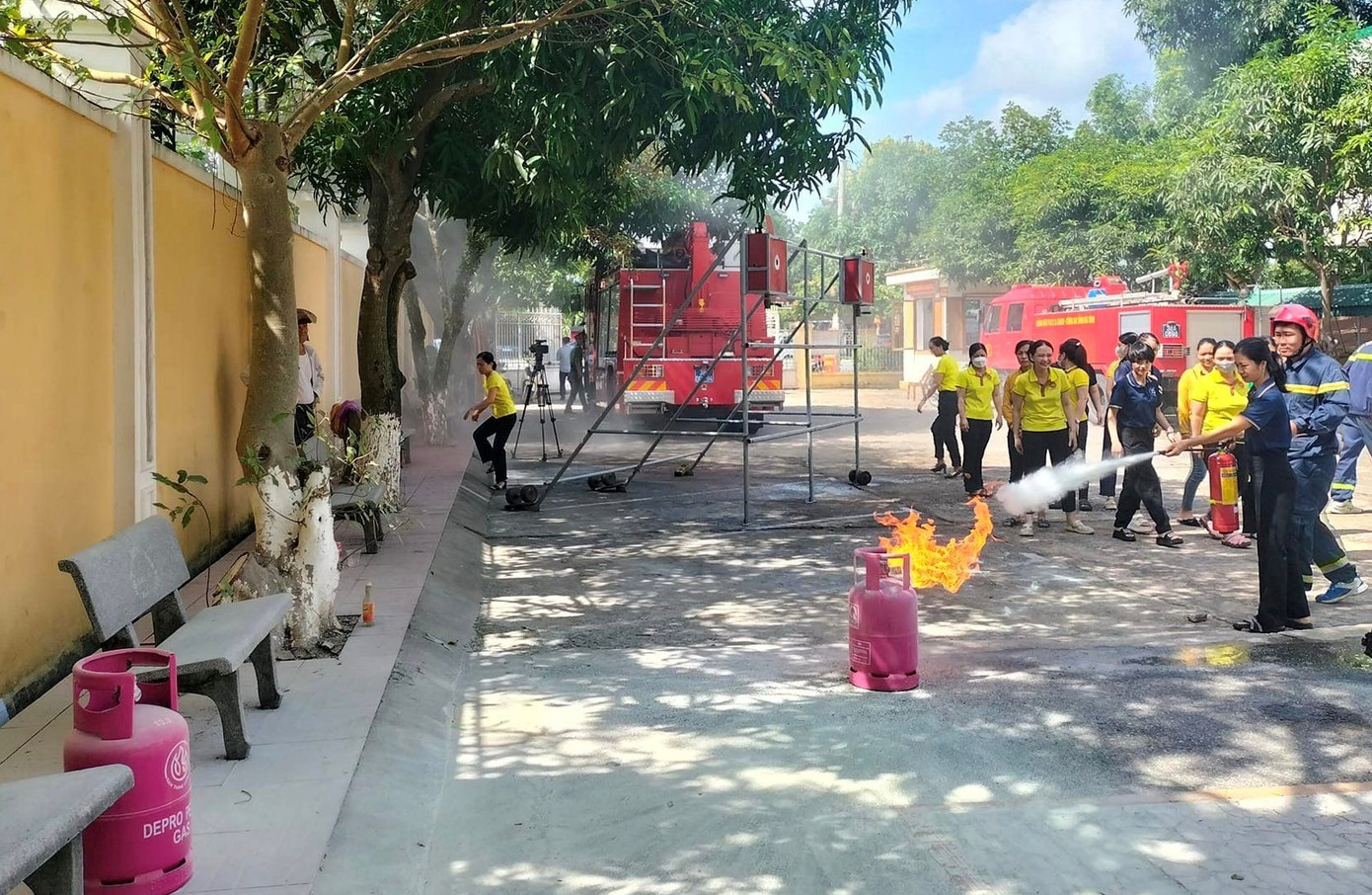 Người dân được thực hành kỹ năng dập tắt đám cháy.