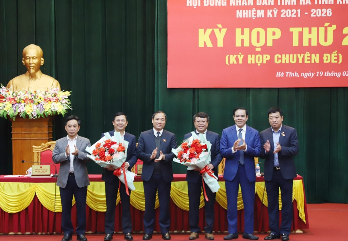 Lãnh đạo tỉnh tặng hoa chúc mừng tân Phó Chủ tịch UBND tỉnh Dương Tất Thắng (thứ 3 phải sang), chia tay nguyên Phó Chủ tịch UBND tỉnh Lê Ngọc Châu.