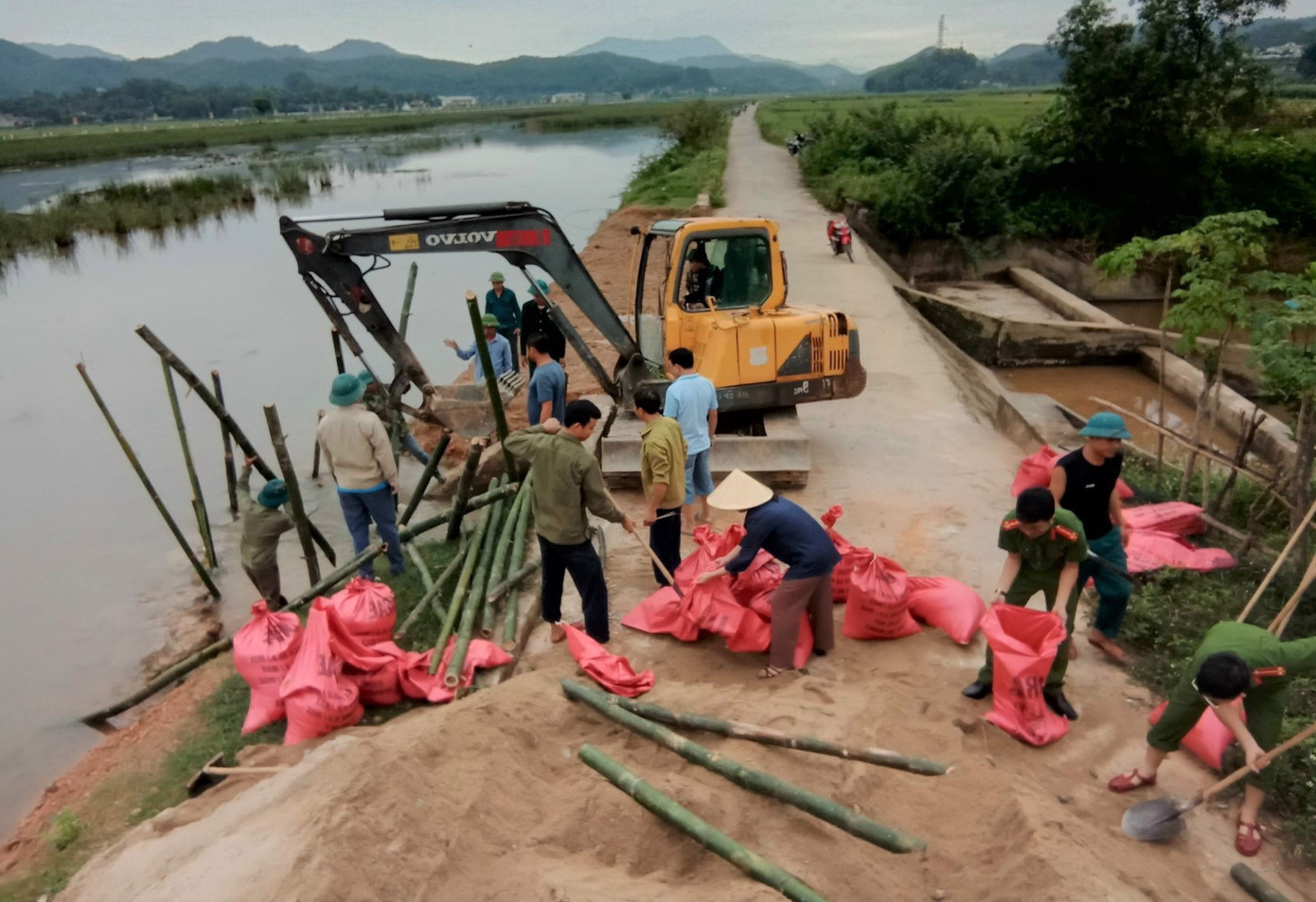 Tại xã Sơn Giang (huyện Hương Sơn), chính quyền địa phương cùng người dân đang gia cố lại bờ tràn đập Quát. Đây là khu vực đập sử dụng lâu năm nhưng không được nạo vét, việc lưu trữ nước cũng hạn chế. Việc đóng cọc tre, dùng bao tải đắp cát chỉ là phương án tạm thời.