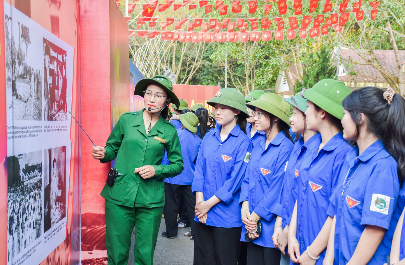 Thế hệ trẻ được nghe lại những câu chuyện lịch sử hào hùng của dân tộc qua những hình ảnh tư liệu.