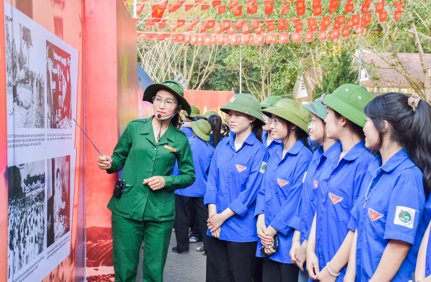 Thế hệ trẻ được nghe lại những câu chuyện lịch sử hào hùng của dân tộc qua những hình ảnh tư liệu.
