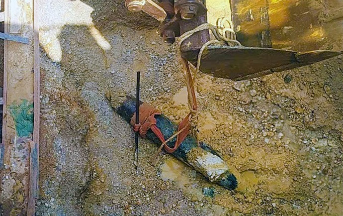 Quả bom nặng hơn 200kg dưới lòng đất. Ảnh: T.M.