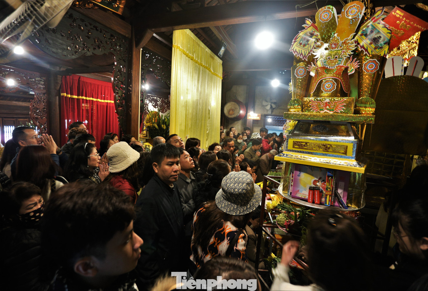 Rất đông du khách về đền hành hương. Rất đông du khách về đền hành hương.