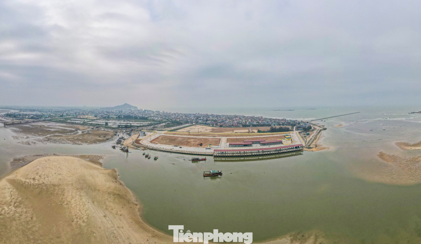 Khu vực cầu cảng sẽ cần hút 225.000 khối cát biển, tạo luồng lạch giúp tàu thuyền ra vào.