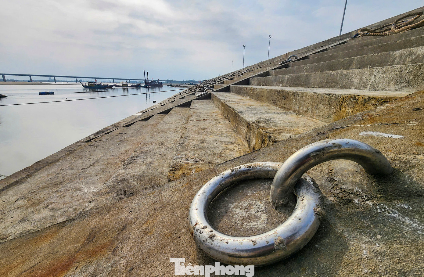 Hệ thống đai, neo cho các tàu lúc cập bến.