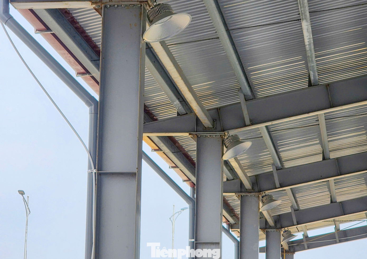 Hệ thống camera giám sát an ninh, đèn chiếu sáng trong các khu nhà tiếp nhận hải sản và cả đường nội bộ được bố trí.