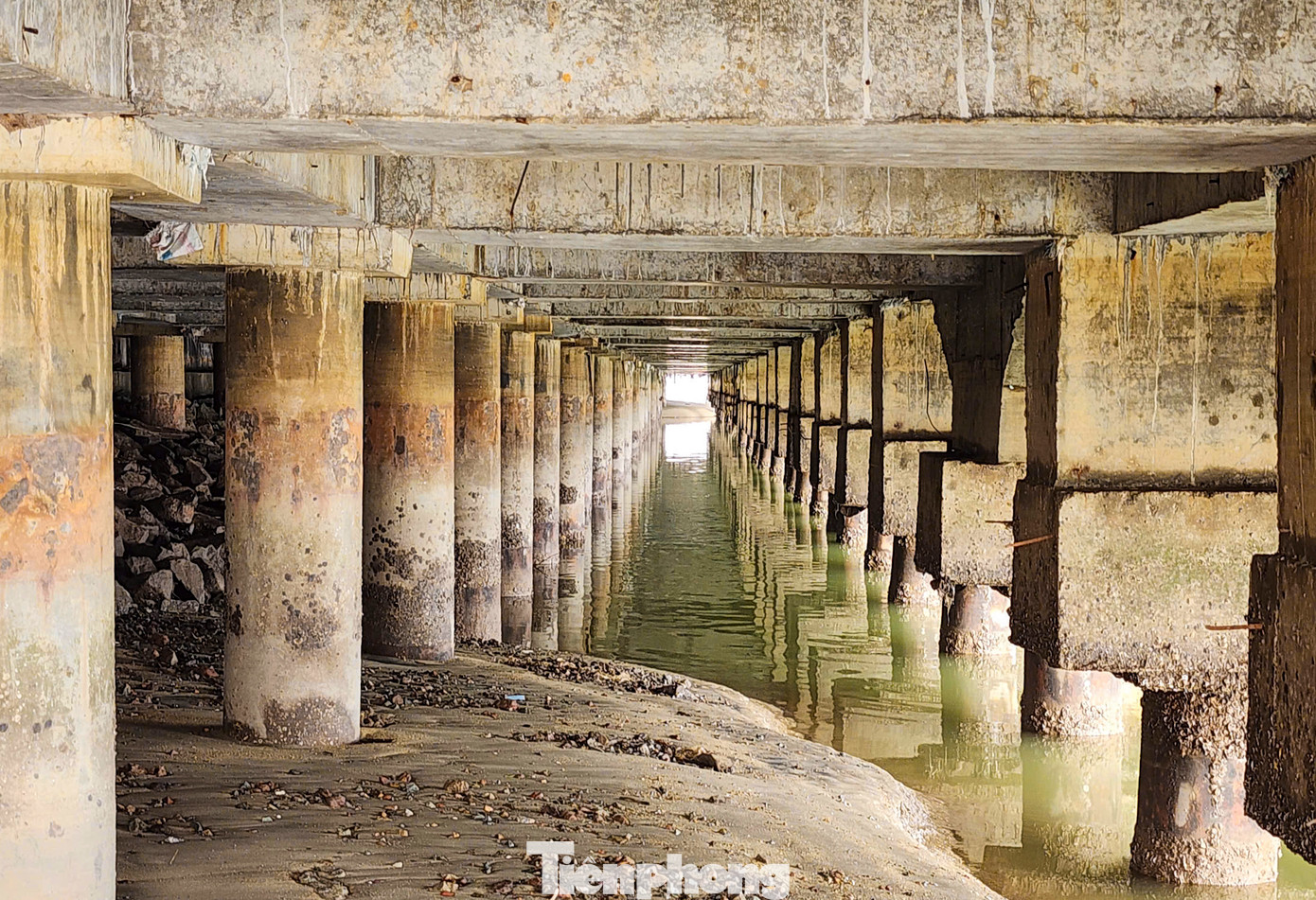 Khu vực bến cập tàu với hàng loạt cọc nhồi vững chắc.