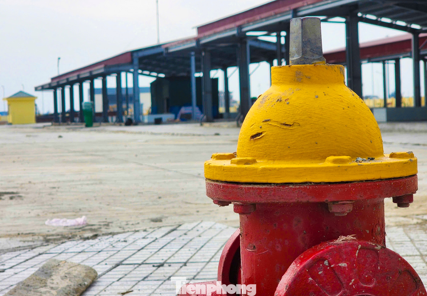 “Cảng cá Cửa Nhượng khi đưa vào sử dụng sẽ là cảng cá lớn và hiện đại nhất khu vực miền Trung. Hiện các hạng mục hoàn thành đã được sở, ngành kiểm tra, thẩm định. Riêng khu vực luồng lạch bị bồi lắng đang được nạo vét, sớm bàn giao, đưa vào sử dụng”, ông Sơn nói. Trong hình, các hạng mục như bể đựng hải sản, hệ thống nước, phòng cháy chữa cháy được trang bị đầy đủ.