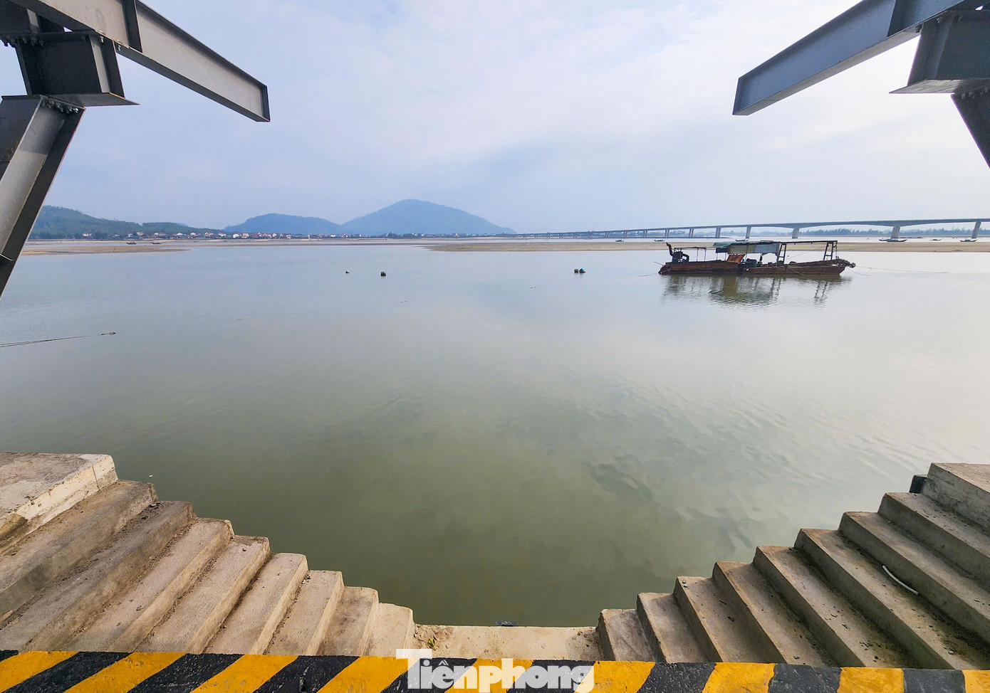 Các hạng mục công trình giao thông của dự án gồm: Bến cập tàu từ 150CV tới 400CV; bến cập tàu dưới 150CV; bãi tiếp nhận thủy sản diện tích 2.400m2; nạo vét luồng vào cảng và khu vực vùng nước trước cảng; hệ thống báo hiệu đường thủy nội địa; kè bờ, đê ngăn cát, đường nội bộ trong cảng.