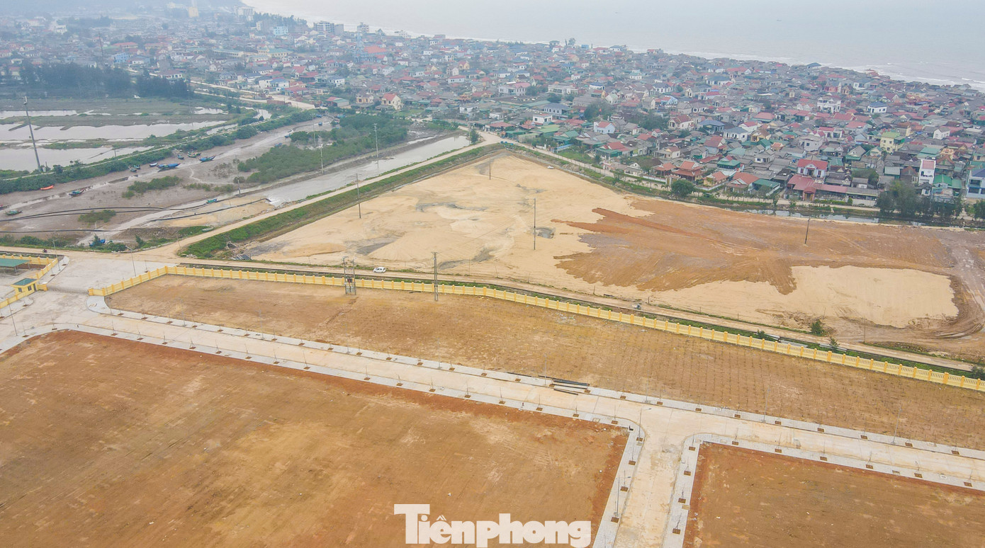 Nhà thầu đang đẩy nhanh việc hút cát biển vào các bãi thải để tạo luồng lạch tàu cập cảng. Do lượng cát lớn, bãi thải đã đầy phải di chuyển đến tập kết ở một số địa điểm khác.