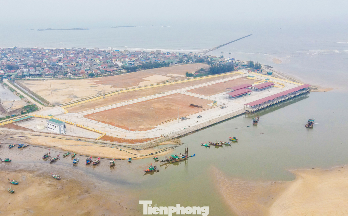 Dự án xây dựng cảng cá Cửa Nhượng ở xã Cẩm Nhượng, huyện Cẩm Xuyên (Hà Tĩnh). Công trình do Ban Quản lý dự án đầu tư và xây dựng công trình NN&amp;PTNT Hà Tĩnh làm chủ đầu tư với tổng mức đầu tư 280 tỷ đồng, quy mô rộng khoảng 5ha.