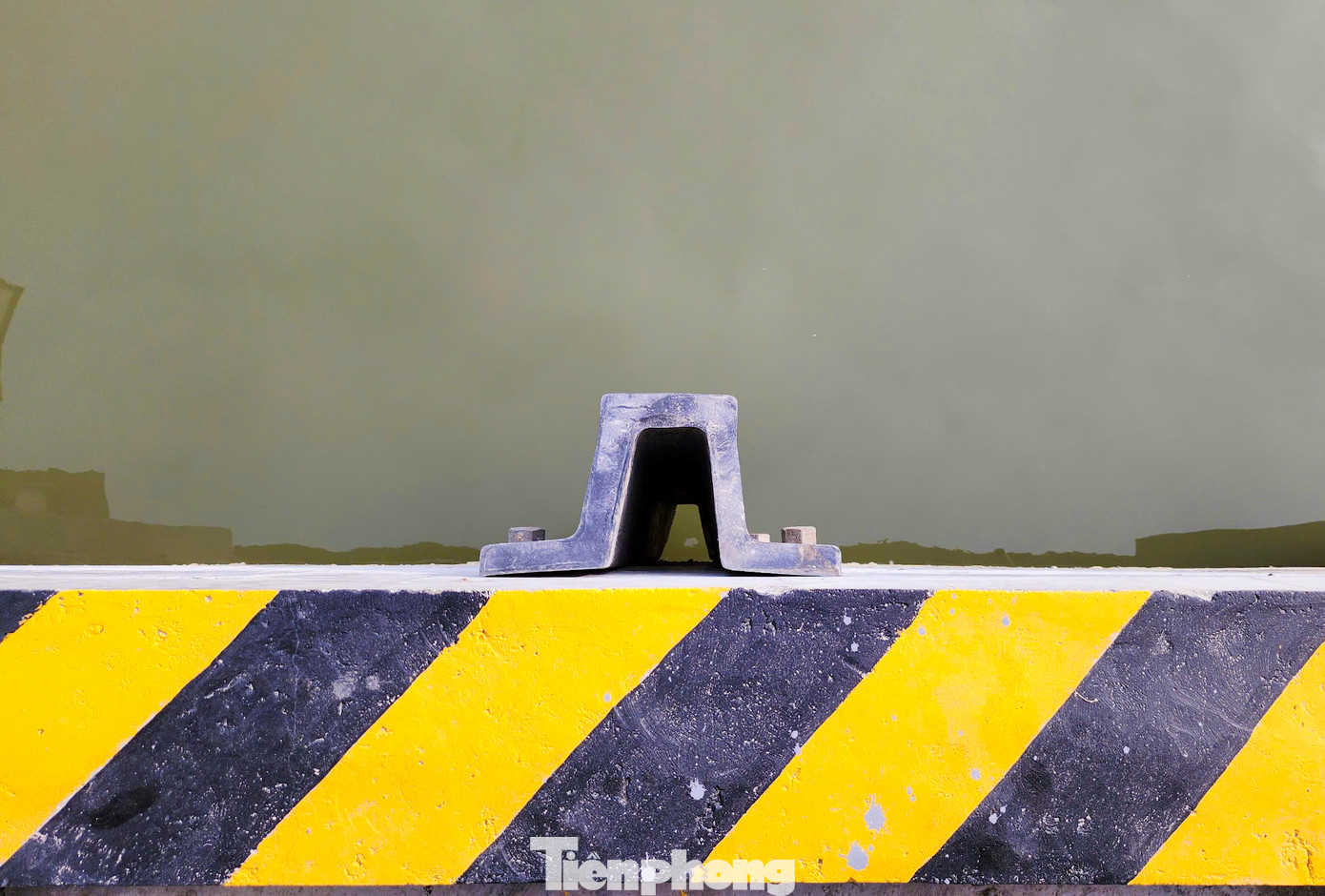 Các hạng mục công trình giao thông của dự án gồm: Bến cập tàu từ 150CV tới 400CV; bến cập tàu dưới 150CV; bãi tiếp nhận thủy sản diện tích 2.400m2; nạo vét luồng vào cảng và khu vực vùng nước trước cảng; hệ thống báo hiệu đường thủy nội địa; kè bờ, đê ngăn cát, đường nội bộ trong cảng.