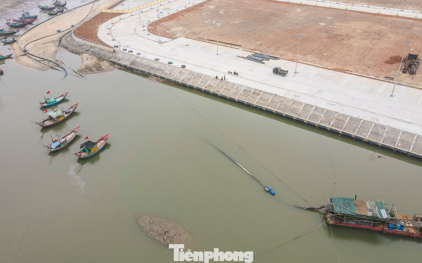 Các hạng mục công trình giao thông của dự án gồm: Bến cập tàu từ 150CV tới 400CV; bến cập tàu dưới 150CV; bãi tiếp nhận thủy sản diện tích 2.400m2; nạo vét luồng vào cảng và khu vực vùng nước trước cảng; hệ thống báo hiệu đường thủy nội địa; kè bờ, đê ngăn cát, đường nội bộ trong cảng.