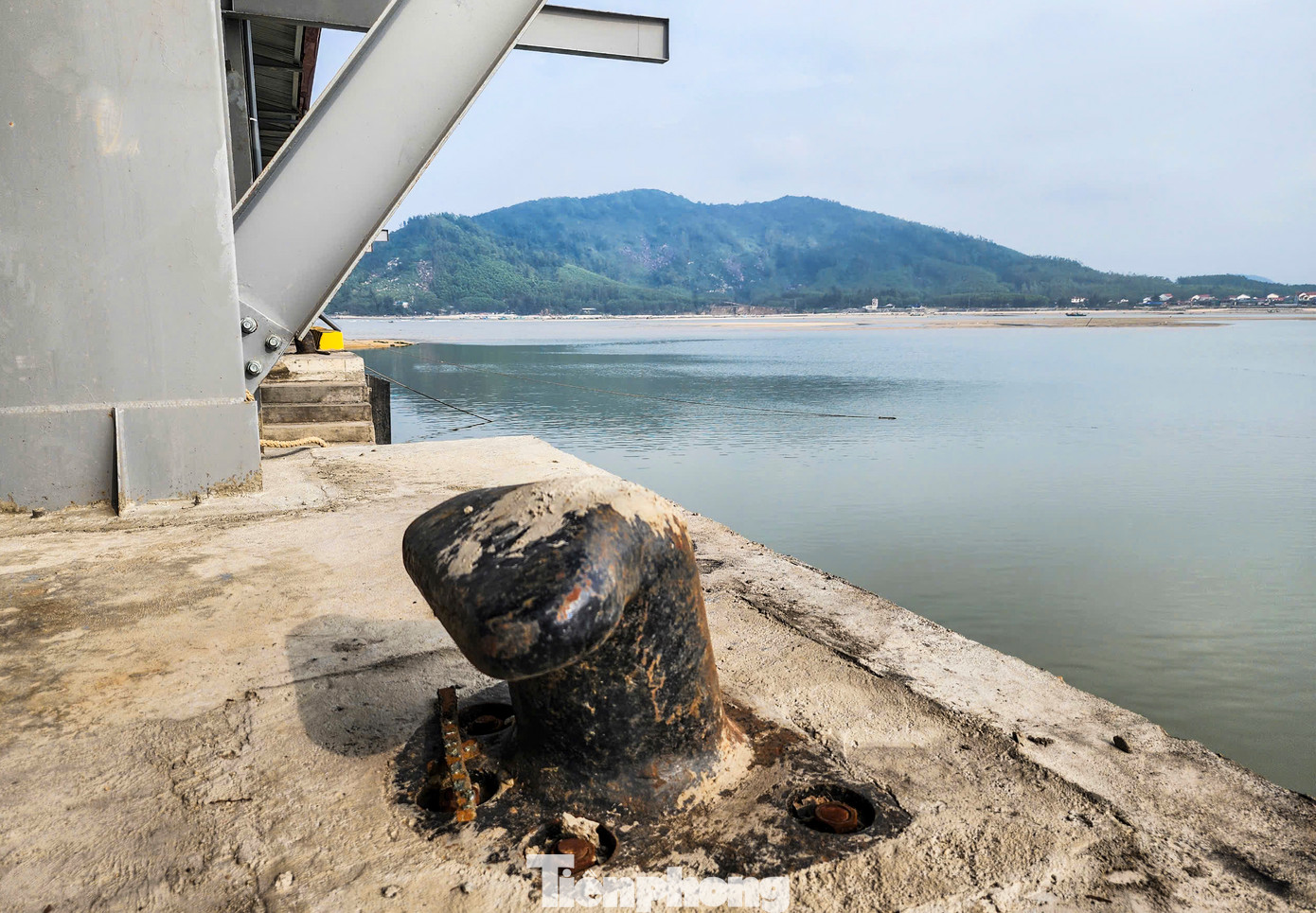 Hệ thống đai, neo cho các tàu lúc cập bến.