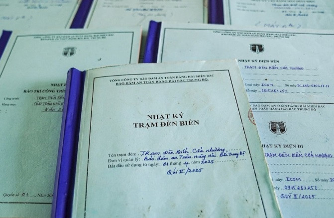 "Các công việc tại trạm dù lớn hay nhỏ, đều được ghi chép cụ thể, tỉ mỉ vào sổ trực và nhật ký vận hành. Đây là cơ sở quan trọng để đánh giá tình trạng hoạt động của hệ thống, đồng thời kịp thời phát hiện những bất thường, phục vụ xử lý nhanh nếu có sự cố xảy ra", ông Sỹ nói.