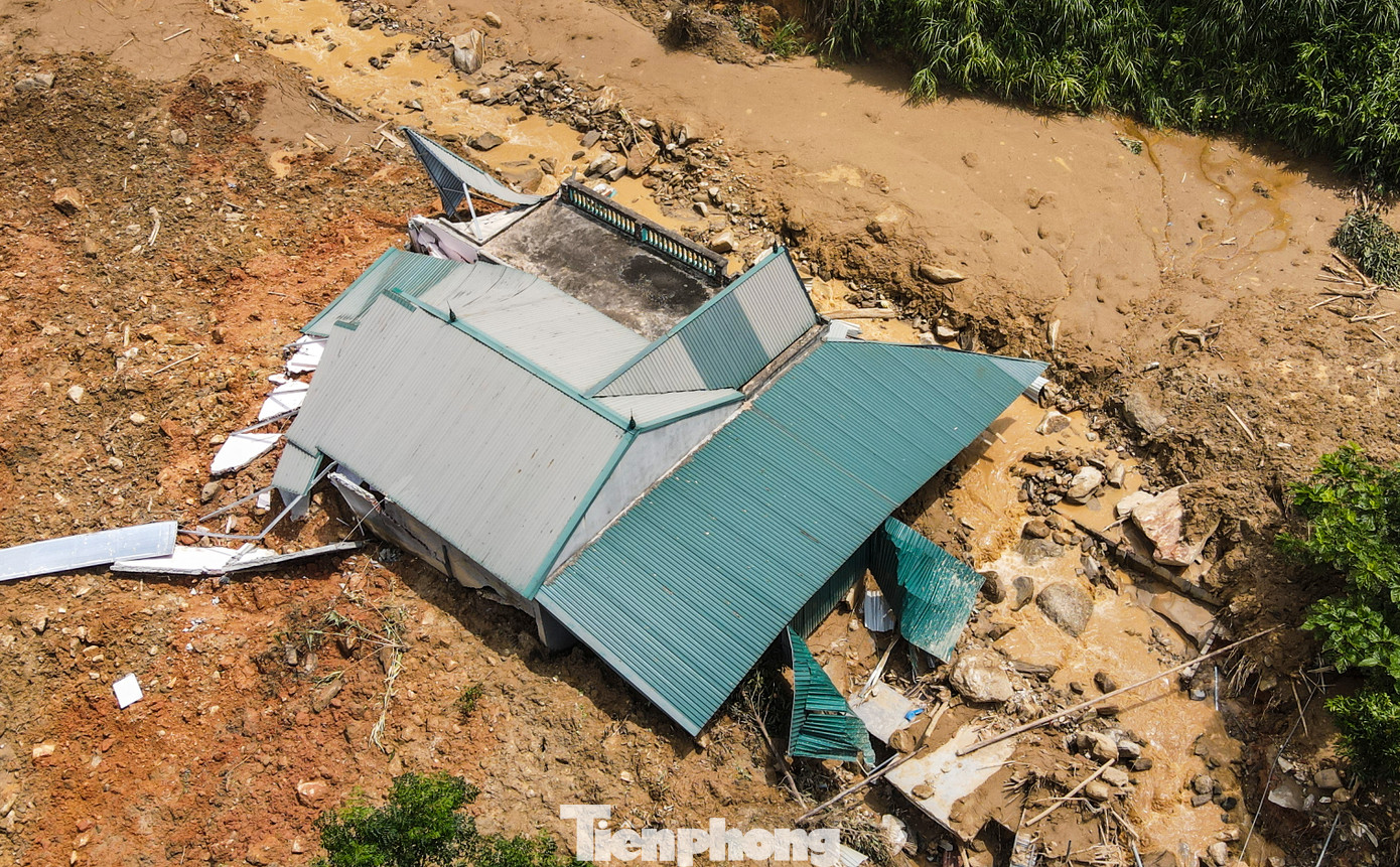 “Bao đời sống ở đây, người dân chưa bao giờ chứng kiến cảnh tượng kinh hoàng đến vậy. Đất, đá cây cối cùng dòng nước đã cuốn 8 ngôi nhà xa cả cây số. 18 người trong thôn có người đã chết, người còn mất tích vẫn chưa tìm thấy thi thể”, anh Lý A Hải - trưởng thôn Nậm Tông (xã Nậm Lúc) cho biết. “Bao đời sống ở đây, người dân chưa bao giờ chứng kiến cảnh tượng kinh hoàng đến vậy. Đất, đá cây cối cùng dòng nước đã cuốn 8 ngôi nhà xa cả cây số. 18 người trong thôn có người đã chết, người còn mất tích vẫn chưa tìm thấy thi thể”, anh Lý A Hải - trưởng thôn Nậm Tông (xã Nậm Lúc) cho biết.