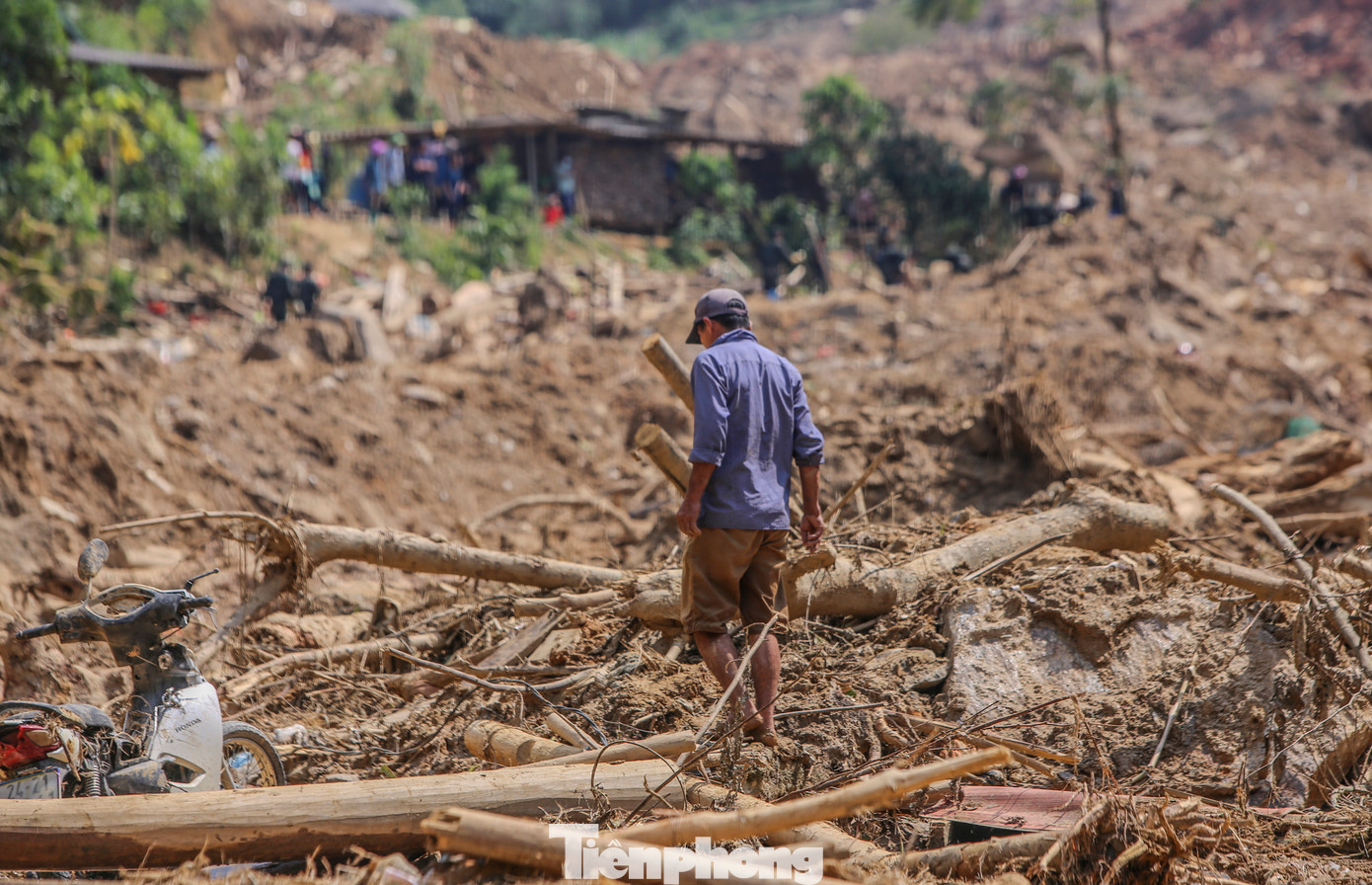 Những người thân dùng gậy đi dọc suối Nậm Tông tìm kiếm người gặp nạn. Họ còn dùng tay bới các lớp bùn nghi vấn có người gặp nạn. Những người thân dùng gậy đi dọc suối Nậm Tông tìm kiếm người gặp nạn. Họ còn dùng tay bới các lớp bùn nghi vấn có người gặp nạn.