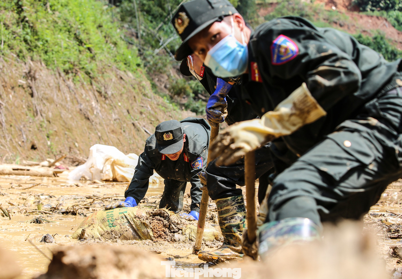 Cảnh sát cơ động tìm nạn nhân mất tích.