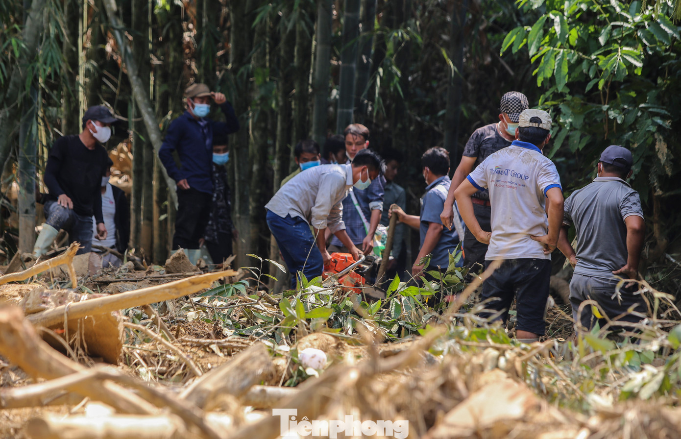 Dọc khu vực suối Nậm Tông, hàng chục người dân và tình nguyện viên cũng bới tìm các vị trí nghi có người gặp nạn.