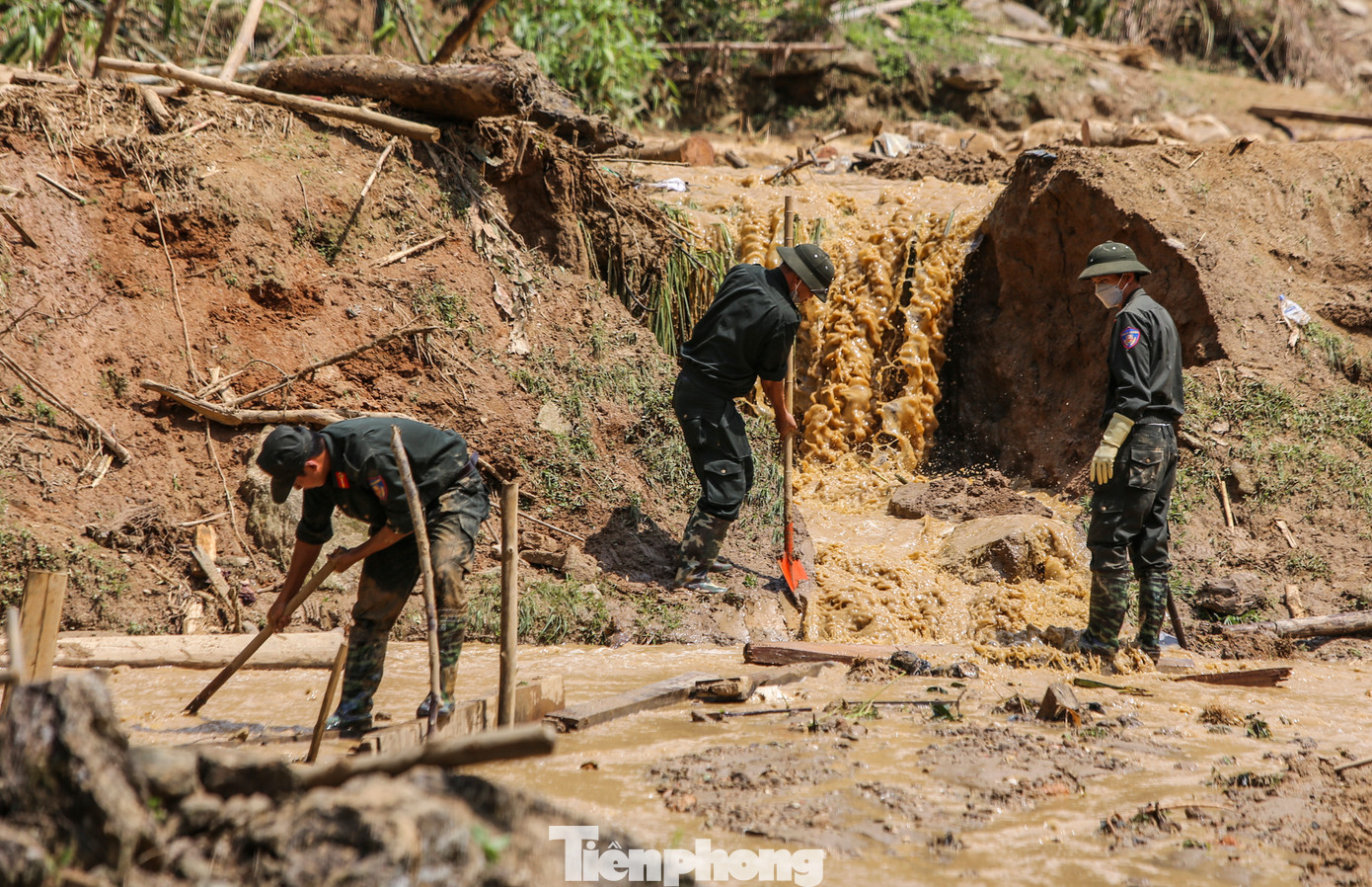 Các lực lượng dùng ván gỗ, tạo các dòng chảy, phục vụ quá trình tìm kiếm.