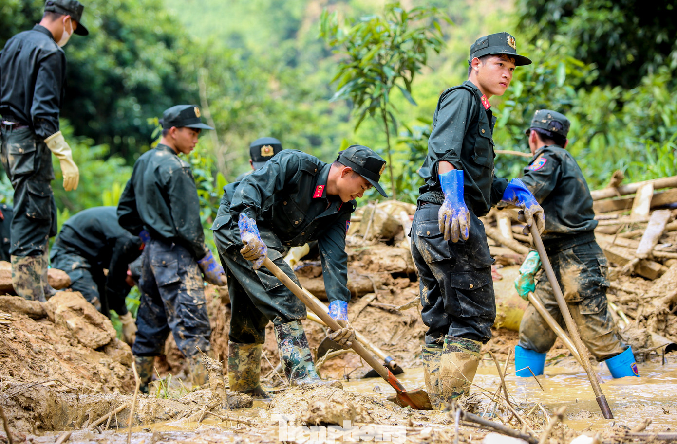“Do địa hình sạt lở, chia cắt nên các đơn vị phải hành quân vượt 10km đường rừng, tiếp cận hiện trường sớm nhất để tiến hành tìm kiếm người gặp nạn. Dù gặp nhiều khó khăn về chỗ ở, thời tiết, địa hình nhưng với quyết tâm giúp người dân tìm người thân mất tích, sớm ổn định chỗ ăn ở, đơn vị sẽ cố gắng hoàn thành nhiệm vụ được giao”, thiếu tá Thực cho hay.