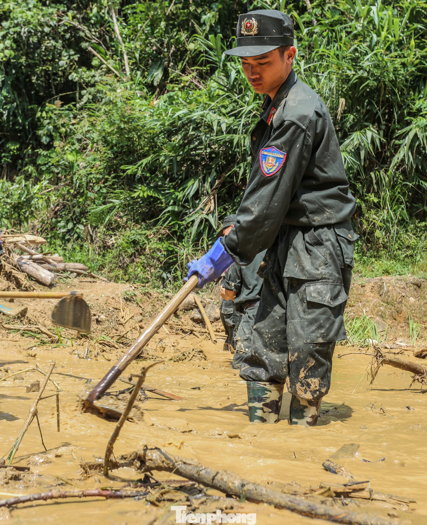 Các chiến sĩ CSCĐ dò tìm cẩn thận từng vị trí dưới lớp bùn.