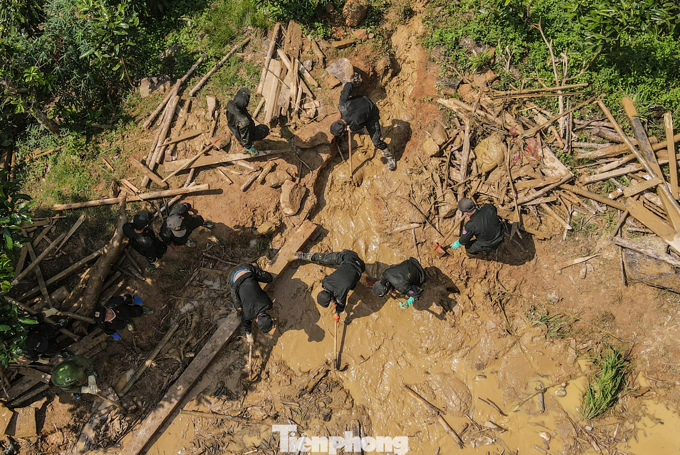 Thiếu tá Lê Trung Thực - Đại đội trưởng Đại đội 2, Tiểu đoàn CSCĐ số 2 thuộc Trung đoàn CSCĐ Thủ đô, cho biết, sau khi nhận thông tin về vụ sạt lở, đơn vị huy động 100 cán bộ, chiến sĩ nhận nhiệm vụ hỗ trợ người dân.