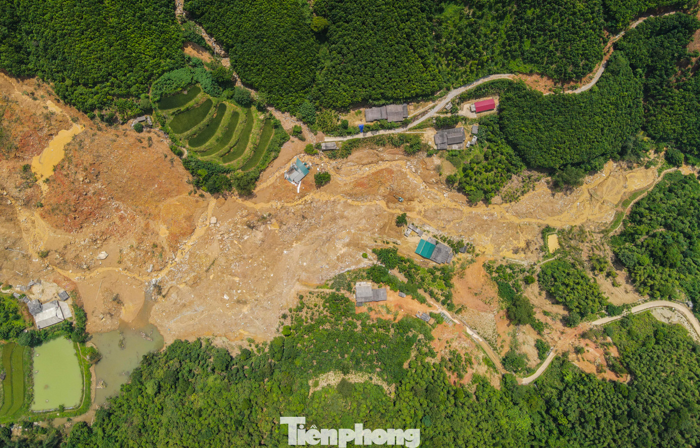 Theo lãnh đạo UBND xã Nậm Lúc, hiện có khoảng 150 người cả công an huyện Bắc Hà, lực lượng cảnh sát cơ động, đội tìm kiếm cứu nạn tự nguyện và cả người dân dùng tay, xẻng, cuốc để tìm các nạn nhân xấu số. Theo lãnh đạo UBND xã Nậm Lúc, hiện có khoảng 150 người cả công an huyện Bắc Hà, lực lượng cảnh sát cơ động, đội tìm kiếm cứu nạn tự nguyện và cả người dân dùng tay, xẻng, cuốc để tìm các nạn nhân xấu số.