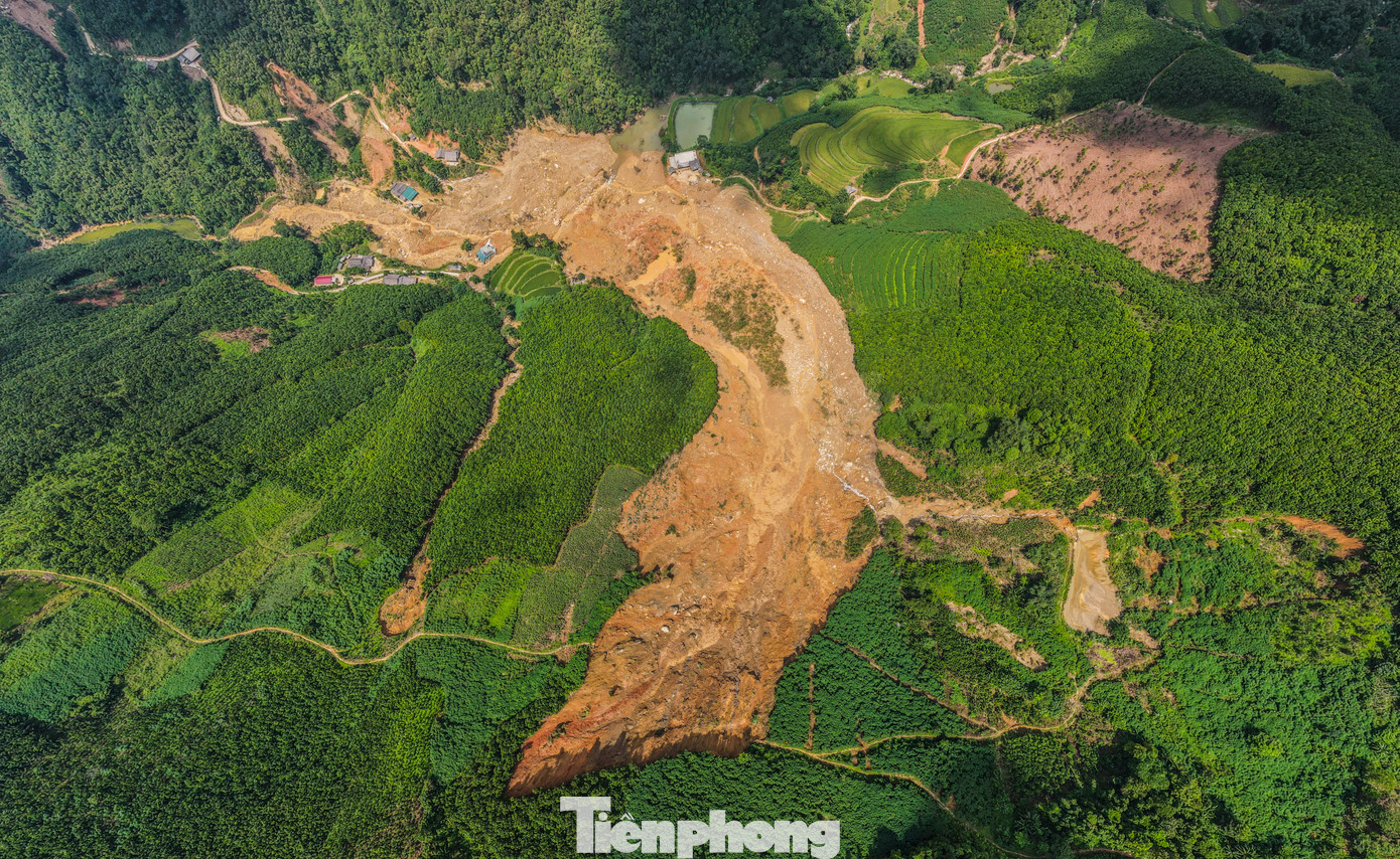 Khoảng 13h ngày 10/9, đỉnh núi ở thôn Nậm Tông (xã Nậm Lúc, huyện Bắc Hà, tỉnh Lào Cai) bất ngờ đổ sập xuống sau những ngày mưa lớn. Khoảng 13h ngày 10/9, đỉnh núi ở thôn Nậm Tông (xã Nậm Lúc, huyện Bắc Hà, tỉnh Lào Cai) bất ngờ đổ sập xuống sau những ngày mưa lớn.