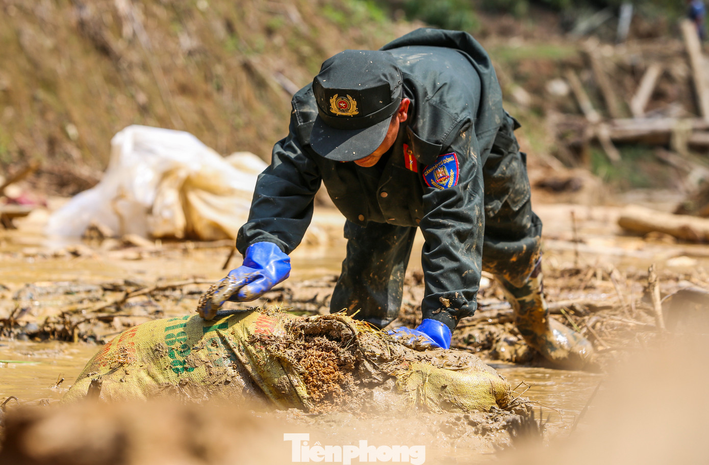 Các vật dụng gia đình và từng bao lúa của người dân bị vùi dưới bùn đất, hư hỏng.