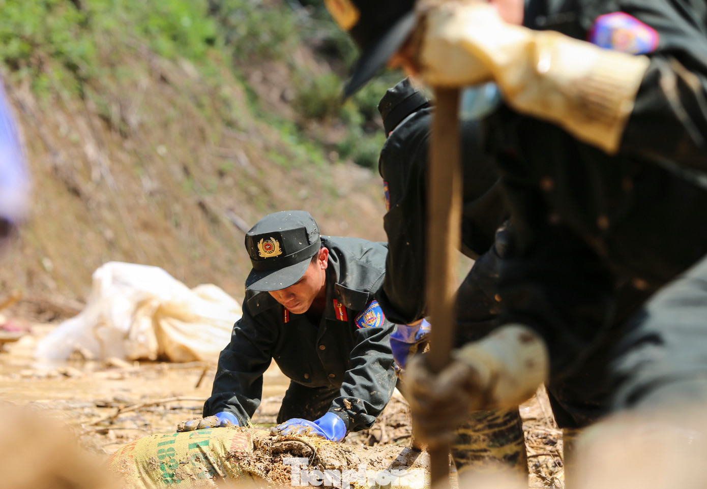 Những ngày qua, 80 cán bộ, chiến sĩ Tiểu đoàn CSCĐ số 2 thuộc Trung đoàn CSCĐ Thủ đô (Bộ Công an) cùng lực lượng quân đội, đội tìm kiếm tình nguyện và người dân địa phương đang nỗ lực tìm kiếm người mất tích.