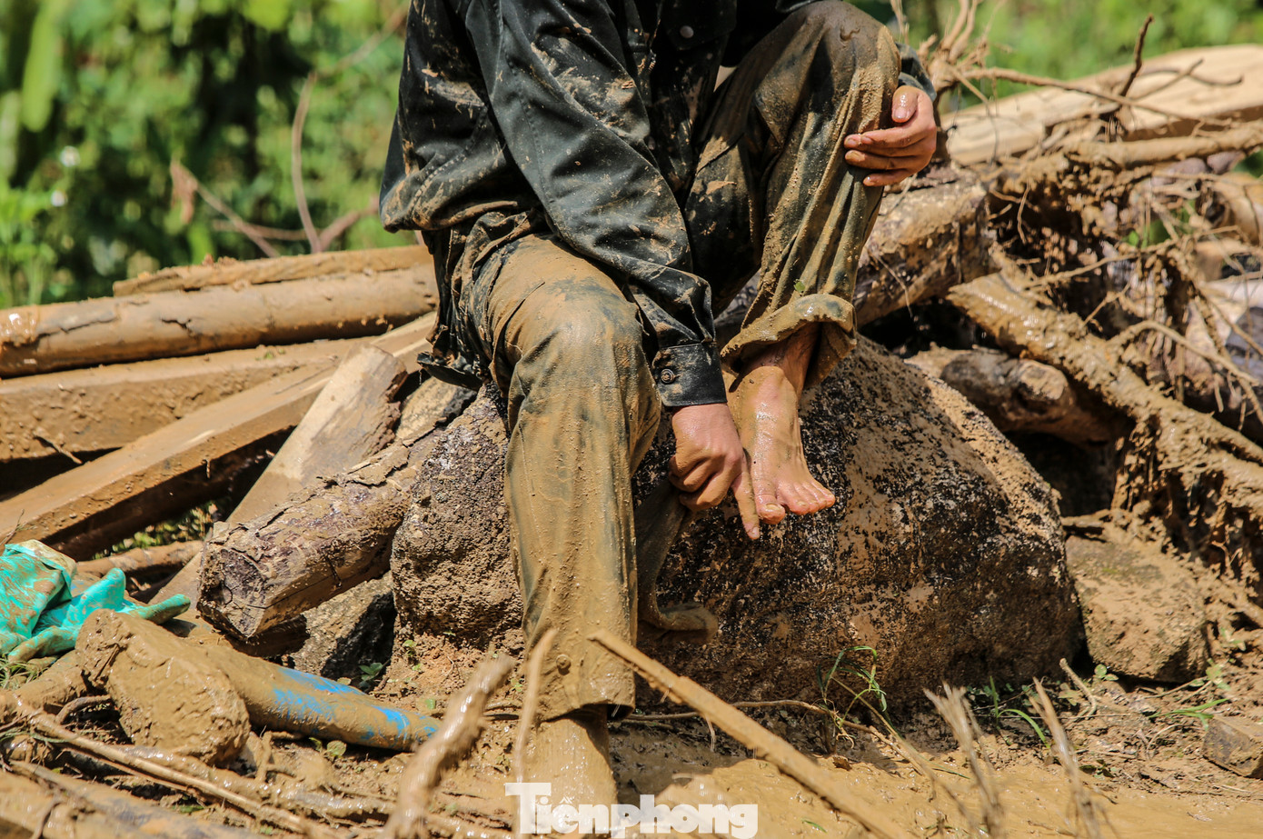 Nhiều giờ làm việc dưới lớp bùn đất dày cả mét, đôi chân các chiến sĩ cảnh sát phồng rộp, đỏ ngấu. Họ phải cởi tất, vắt nước trước khi mang lại, tiếp tục công việc.