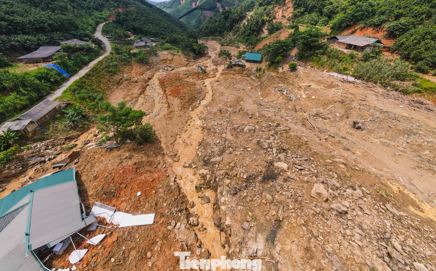 Trong phút chốc, hàng nghìn khối đất, đá, cây cối theo dòng suối trôi xuống, san phẳng nơi sinh sống của các hộ dân thôn Nậm Tông. Vụ sạt lở cuốn lấp 8 nhà dân, làm 18 người chết và mất tích. Trong phút chốc, hàng nghìn khối đất, đá, cây cối theo dòng suối trôi xuống, san phẳng nơi sinh sống của các hộ dân thôn Nậm Tông. Vụ sạt lở cuốn lấp 8 nhà dân, làm 18 người chết và mất tích.