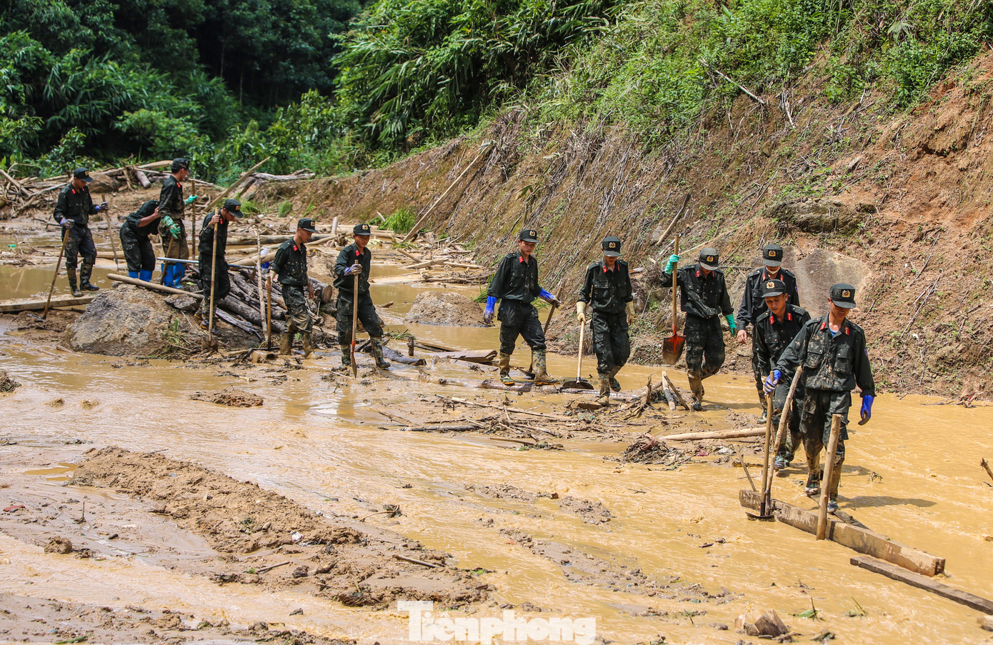 Những ngày qua, tại khu vực thôn Nậm Tông (xã Nậm Lúc, huyện Bắc Hà, Lào Cai) hàng trăm người gồm công an, lực lượng Cảnh sát cơ động (CSCĐ), tình nguyện viên và người dân vẫn nỗ lực tìm kiếm 8 nạn nhân mất tích còn lại trong vụ sạt lở xảy ra 5 ngày trước.