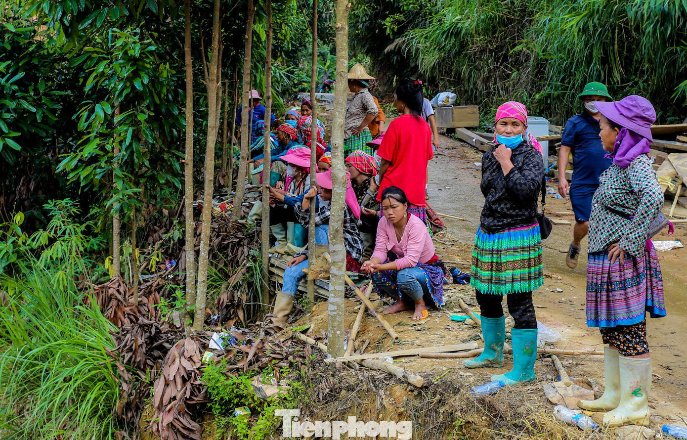 “Hiện, tuyến đường độc đạo vào nơi xảy ra vụ việc còn có nhiều vị trí sạt lở, địa phương đã huy động máy đào vào san, gạt, mở đường để người và phương tiện, hàng tiếp tế được đến với người dân cũng như phục vụ việc tìm kiếm”, vị lãnh đạo địa phương thông tin. Trong ảnh, người dân có mặt dọc tuyến đường vào hiện trường, theo dõi lực lượng chức năng tìm kiếm. “Hiện, tuyến đường độc đạo vào nơi xảy ra vụ việc còn có nhiều vị trí sạt lở, địa phương đã huy động máy đào vào san, gạt, mở đường để người và phương tiện, hàng tiếp tế được đến với người dân cũng như phục vụ việc tìm kiếm”, vị lãnh đạo địa phương thông tin. Trong ảnh, người dân có mặt dọc tuyến đường vào hiện trường, theo dõi lực lượng chức năng tìm kiếm.