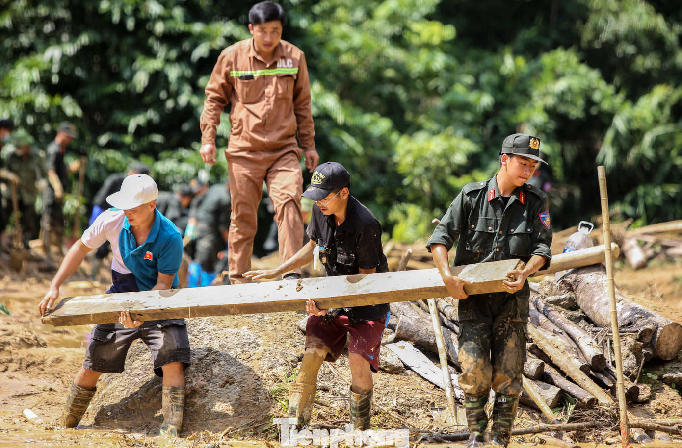 Cảnh sát cơ động tìm nạn nhân mất tích.