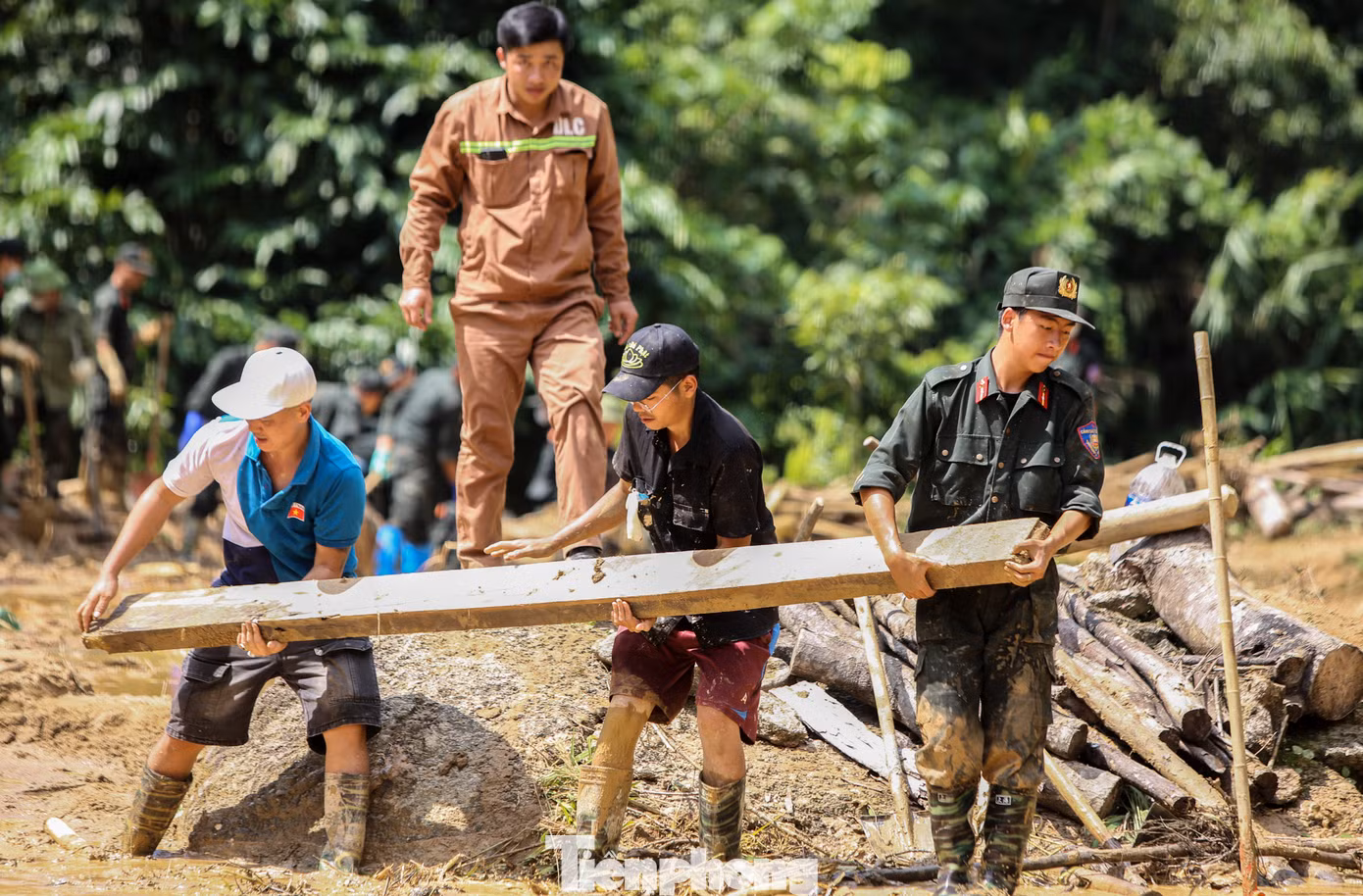 Cảnh sát cơ động tìm nạn nhân mất tích.